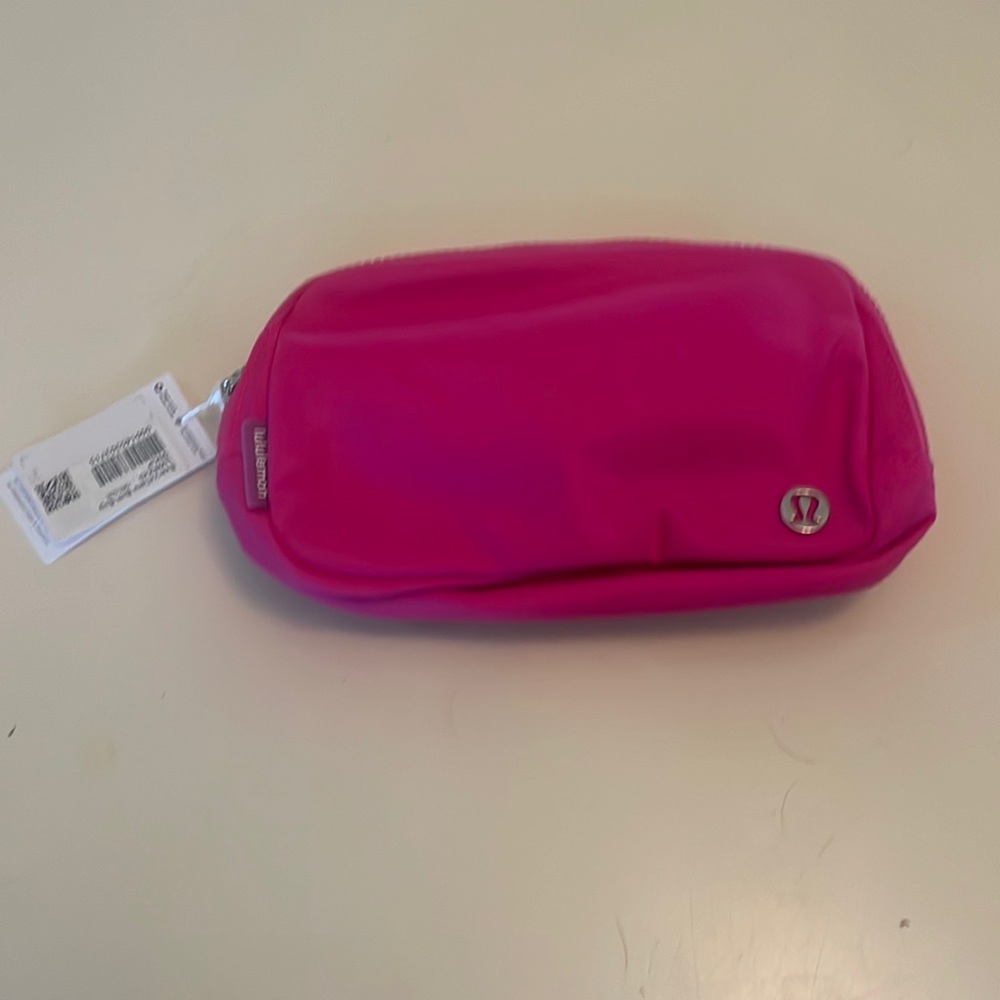 Lululemon Everywhere Belt Bag sonic pink